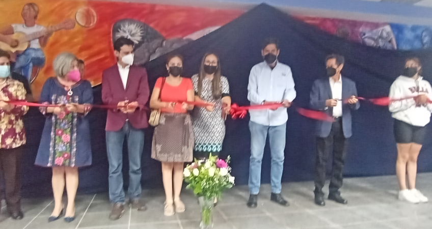 Exbecario Grodman devela mural en preparatoria 8